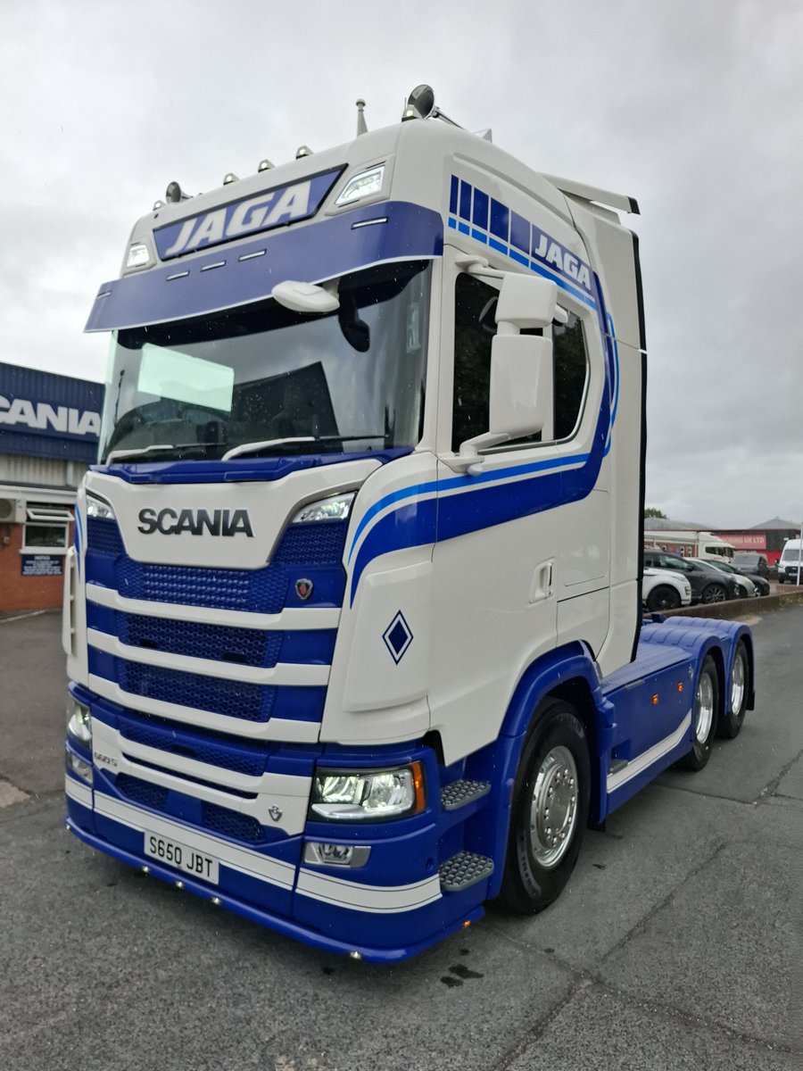 RWKeltruck's tweet photo. Jaga Brothers take to the road with another stunning V8, and she is a 660bhp, Twin Tag, S-Cab, fully loaded.....power, class and style 👌👊 #suppliedbykeltruck @scania https://t.co/JkwNqaYM15