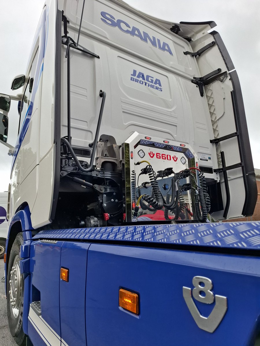 RWKeltruck's tweet photo. Jaga Brothers take to the road with another stunning V8, and she is a 660bhp, Twin Tag, S-Cab, fully loaded.....power, class and style 👌👊 #suppliedbykeltruck @scania https://t.co/JkwNqaYM15