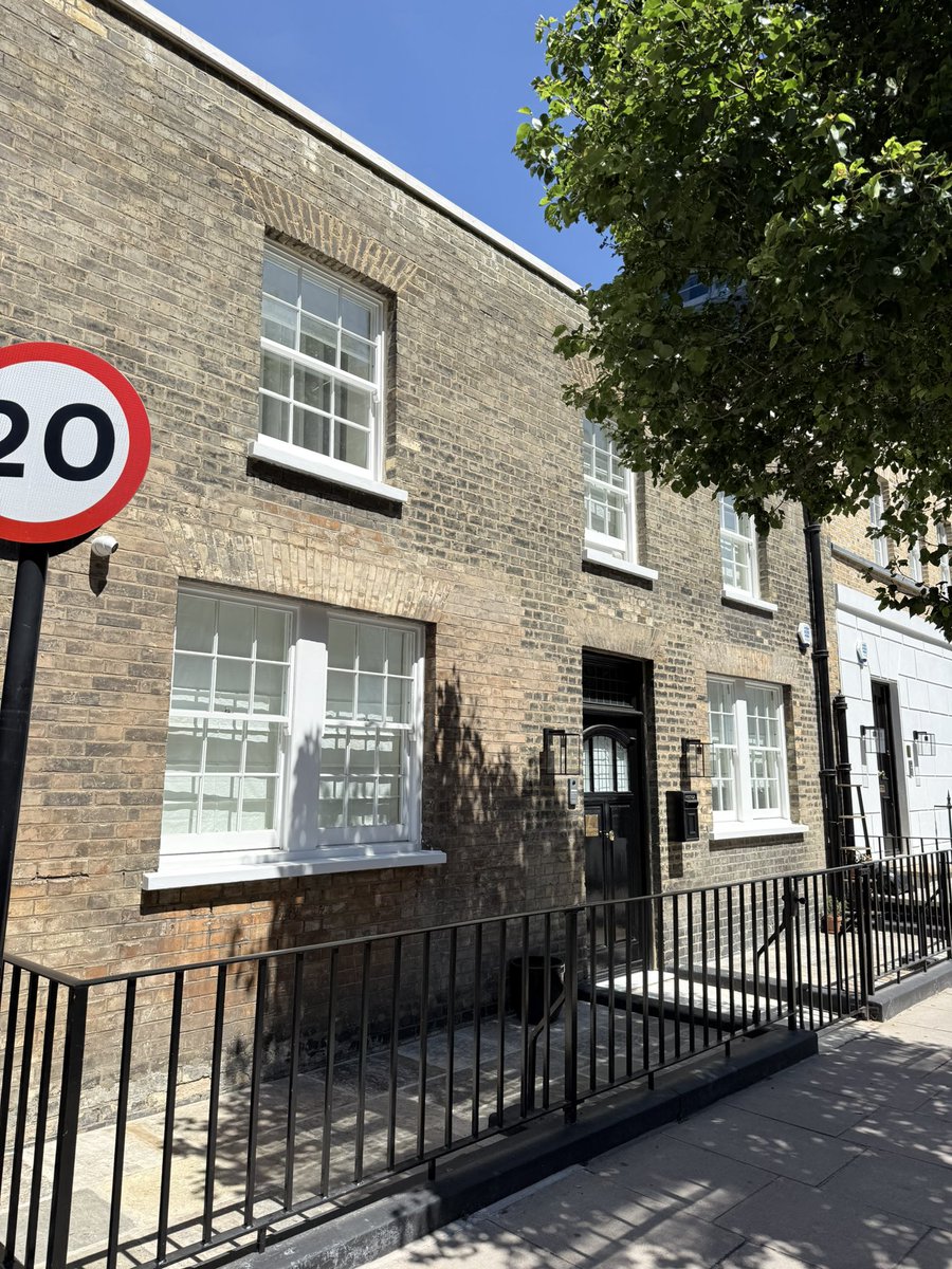 BarnsburyCo's tweet photo. These Georgian sash windows were made for a listed building in Central London with 22mm solid lamb’s tongue glazing bars, hand drawn Goethe glass, 12mm slimline glazing and a traditional putty finish.
#BarnsburyJoinery #HeritageWindows #ListedBuilding #SashWindows https://t.co/dJIgpJNPfZ