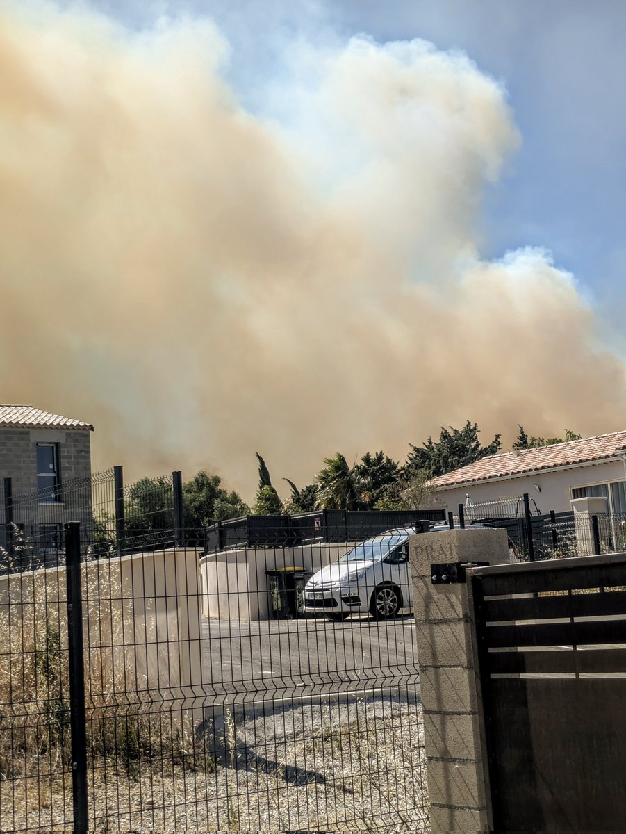 _PePez_'s tweet photo. Grosse frayeur aujourd'hui mais le feu est officiellement circoncis depuis 19h 🙏 #Incendie #Roquemaure https://t.co/5cndpSb95P