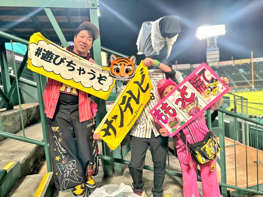 yken0701's tweet photo. 負けほーやったけど、皆から祝ってもらって嬉しかった🥺
皆さん、ありがとう😭
松竹所属の、ふじいもやしさんと、ずっと喋ってた🤣
桃虎メンバー最高です🐯✌️

#阪神タイガース
#ふじいもやし
#松竹
#桃虎 https://t.co/RAIKkDSXeq
