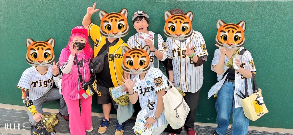 yken0701's tweet photo. 負けほーやったけど、皆から祝ってもらって嬉しかった🥺
皆さん、ありがとう😭
松竹所属の、ふじいもやしさんと、ずっと喋ってた🤣
桃虎メンバー最高です🐯✌️

#阪神タイガース
#ふじいもやし
#松竹
#桃虎 https://t.co/RAIKkDSXeq