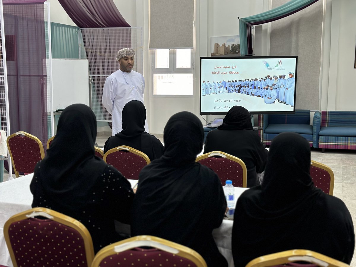 owa_barka's tweet photo. استقبلت جمعية المرأة العُمانية ببركاء الأستاذ يوسف اللمكي رئيس جمعية إحسان فرع جنوب الباطنة، يرافقه الفاضلة بدرية الفليتية ،وذلك بحضور رئيسة الجمعية
وتضمنت الزيارة استعراض أبرز أهداف وإنجازات ومبادرات جمعية إحسان، وبحث سبل تعزيز التعاون المشترك بما يخدم العمل المجتمعي والإنساني https://t.co/CRgjGOsf0F