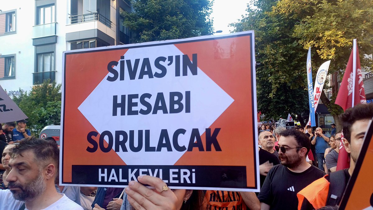 halkeviistanbul's tweet photo. 2 Temmuz Sivas Katliamı'nın 33. yılında Sarıgazi'de omuz omuza haykırıyoruz:

Sivas'ın katilleri, NATO'nun çeteleri!

#33Yıl33Can 
#SivasKatliamınıUnutma https://t.co/i2XPgvkP2E
