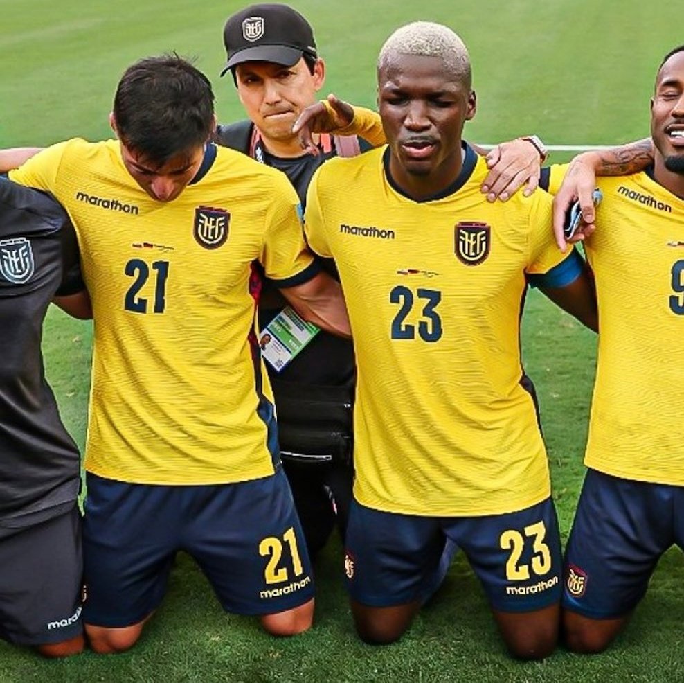 Trumperizar's tweet photo. 🚨Se confirmó que narcos mexicanos🇲🇽 amenazaron de muerte a los jugadores de Ecuador para obligarlos a perder.

"Un cártel narco se comunicó con ellos con datos especificos de sus familiares"

Y después dicen que los argentinos somos los tramposos. https://t.co/ISQXhIpNdQ