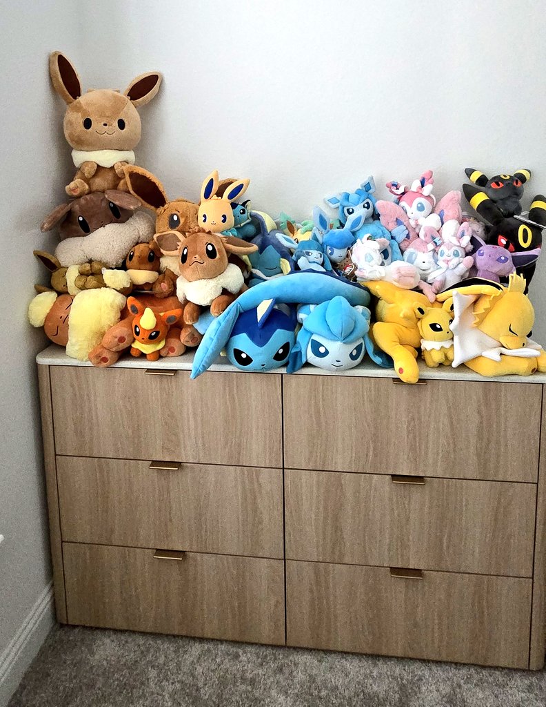 saina_off's tweet photo. I put my eevee evolution plushies on top now 🙂‍↕️🙏 https://t.co/Lo04gWln57