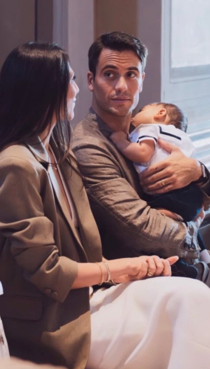 Robituly1's tweet photo. Due destini apparentemente lontani che si ritrovano dentro una casa e  diventano Famiglia.È la storia di un amore nato sotto gli occhi di tutti, ma cresciuto nel  rispetto, stima e fiducia reciproca. PP, G  e il piccolo Kian sono la prova che l'amore trova sempre la sua strada 🤍 https://t.co/96WUgL3uQh