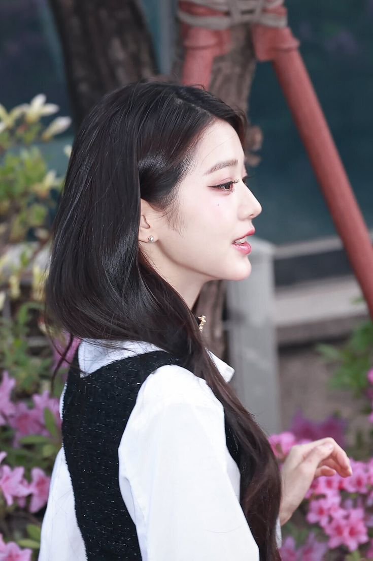 2mhc_'s tweet photo. maybe some people didn't go to school to learn how human grow up works when it's actually her same look since day one https://t.co/pYQIaERtRM