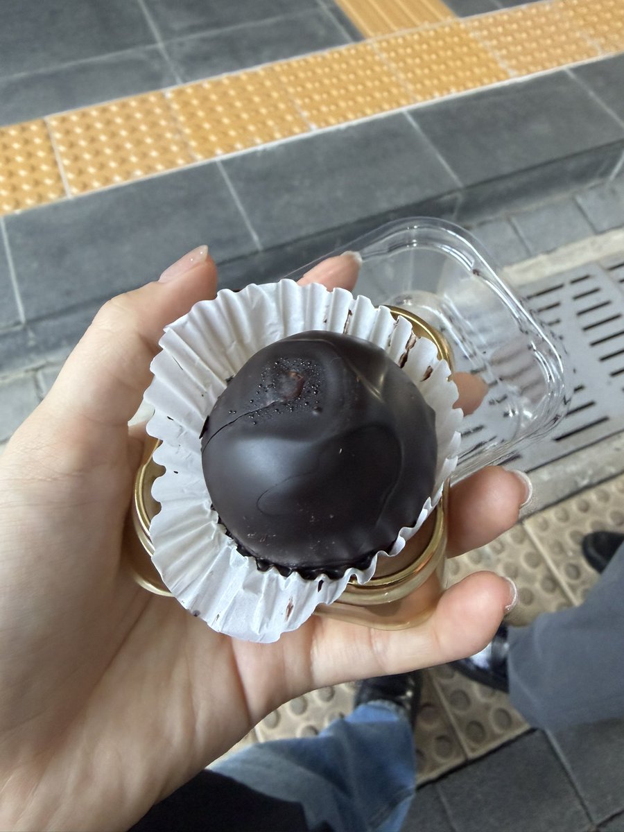bella_world_a's tweet photo. 周りが冷やし固めたチョコのドゥチョンクは不味い
韓国のコンビニCUで適当に買ったらそのタイプで残念だった https://t.co/4loyrqyTVa