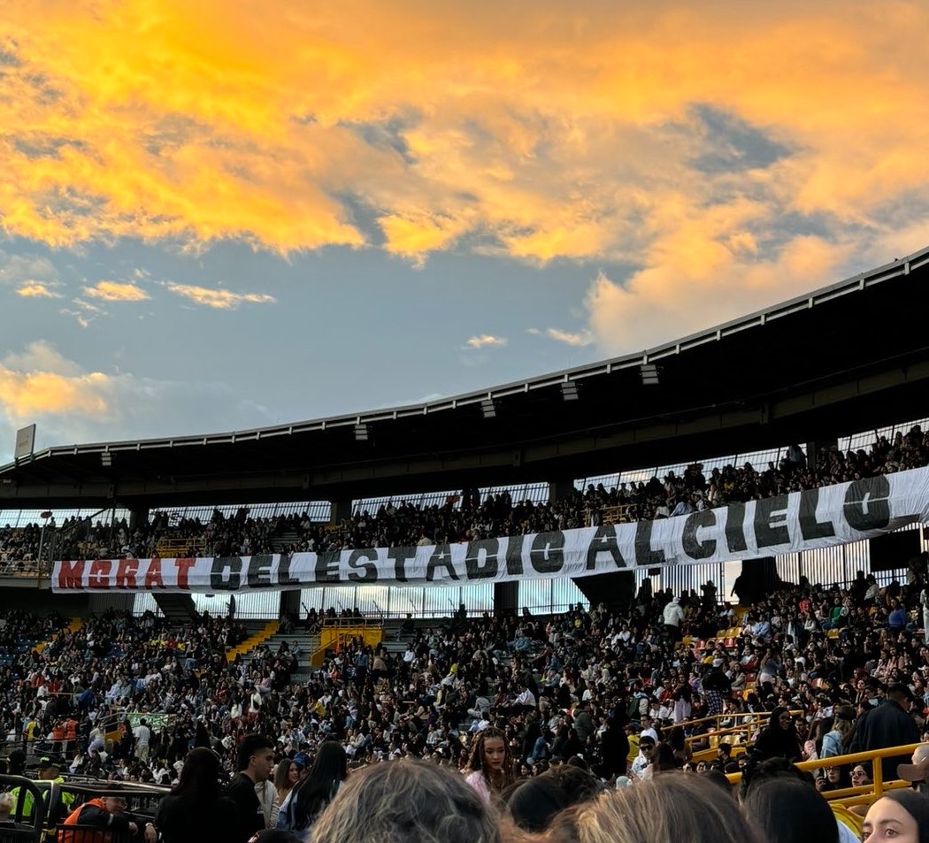 hobaloveu's tweet photo. en el de morat también había un cartel gigante 😭😭😭 https://t.co/422yL07FxY