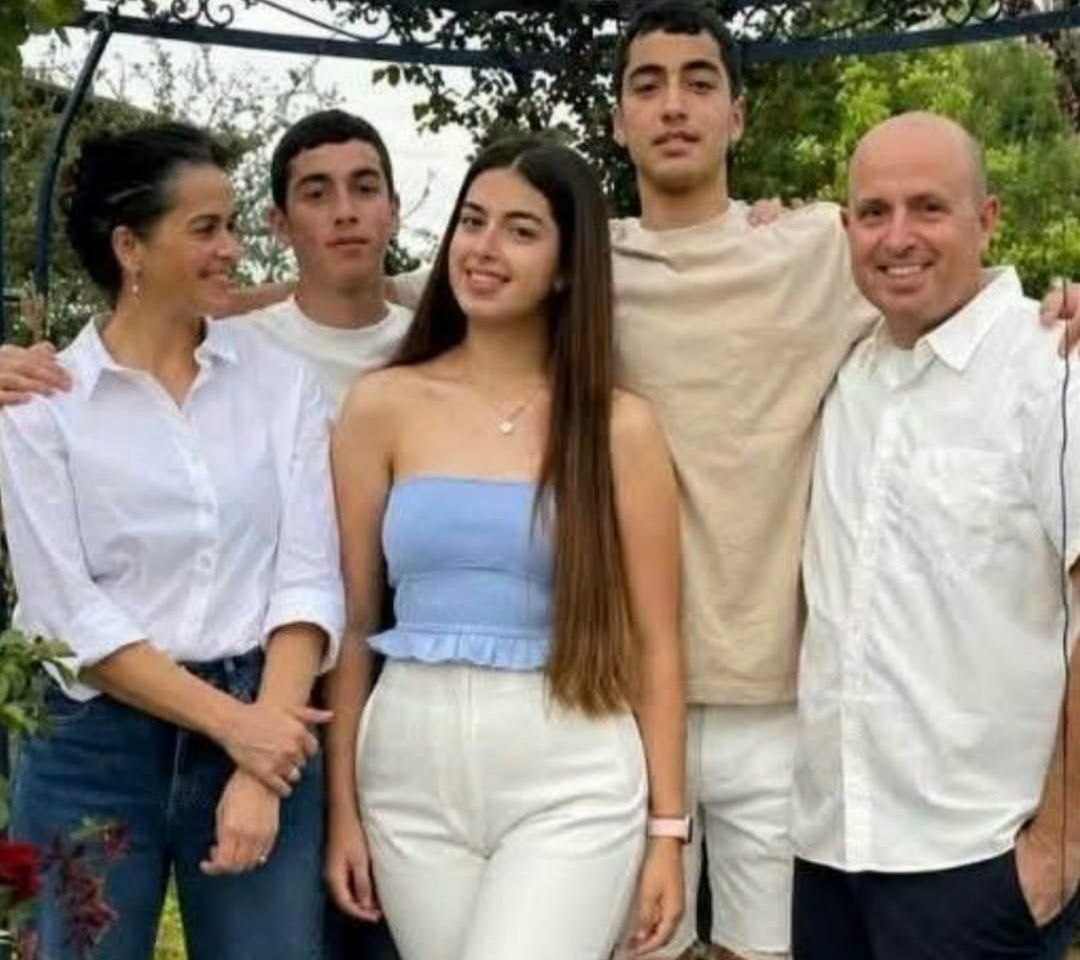 HolySmokexxxx's tweet photo. @netanyahu הם נמצאו ללא רוח חיים, מחובקים זה לצד זה במיטה. משפחה שלמה שנרצחה בטבח ממשלת אוקטובר.

אביב, לבנת, והילדים רותם, יונתן, ויפתח

לא נשכח ולא נסלח 💔

טפי עליך, מזל שהורדת במשקל. https://t.co/r9vO8vumGU