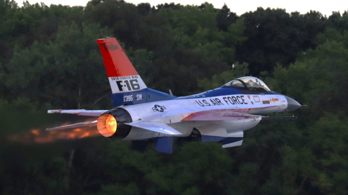 MARR_Airplanes's tweet photo. USAF General Dynamics F-16 Falcon/Viper departing runway 15 at Martin Airport for evening flyover in Washington D.C.
#featured #planespottingbe #avgeek #martinairport #planespotter #avgeek #avgeeks #viperdemoteam https://t.co/ag7fgCXU1G