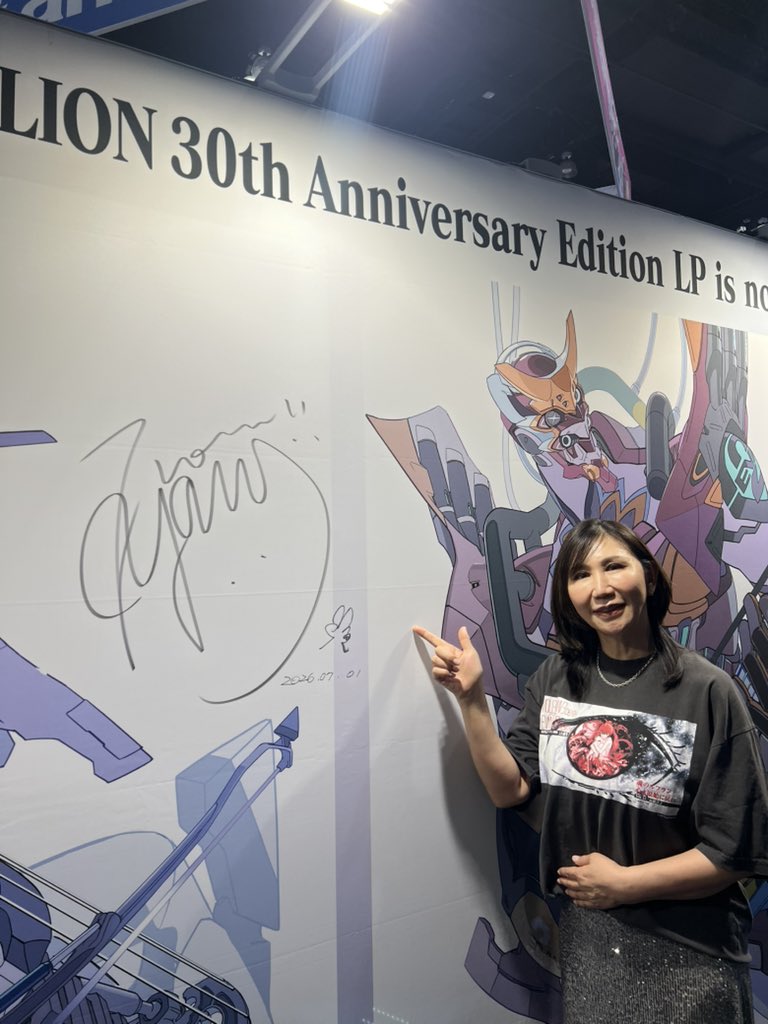 yoko_t_official's tweet photo. AXアニメイトブースへ伺いました！
表の大きなパネルは最新のLPジャケット‼️ど真ん中にサインを書かせていただきました！そして私のCDはなんと一番目立つ場所にバッチリ飾って頂けて嬉しい〜❣️この度もありがとうございます🎶

#高橋洋子 #evangelion
#AnimeExpo #AX2026 #animateUSA https://t.co/ozlU0hAKlr