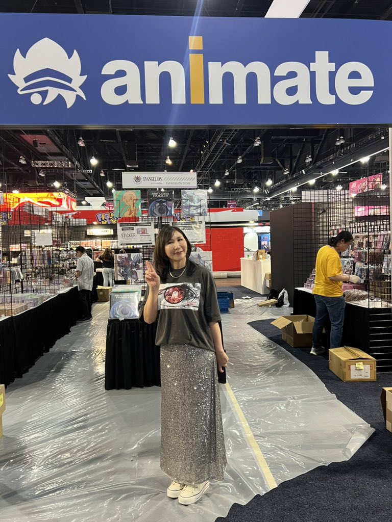 yoko_t_official's tweet photo. AXアニメイトブースへ伺いました！
表の大きなパネルは最新のLPジャケット‼️ど真ん中にサインを書かせていただきました！そして私のCDはなんと一番目立つ場所にバッチリ飾って頂けて嬉しい〜❣️この度もありがとうございます🎶

#高橋洋子 #evangelion
#AnimeExpo #AX2026 #animateUSA https://t.co/ozlU0hAKlr