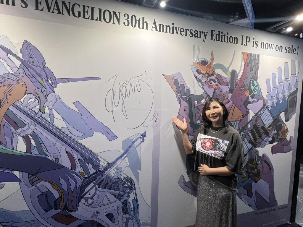 yoko_t_official's tweet photo. AXアニメイトブースへ伺いました！
表の大きなパネルは最新のLPジャケット‼️ど真ん中にサインを書かせていただきました！そして私のCDはなんと一番目立つ場所にバッチリ飾って頂けて嬉しい〜❣️この度もありがとうございます🎶

#高橋洋子 #evangelion
#AnimeExpo #AX2026 #animateUSA https://t.co/ozlU0hAKlr