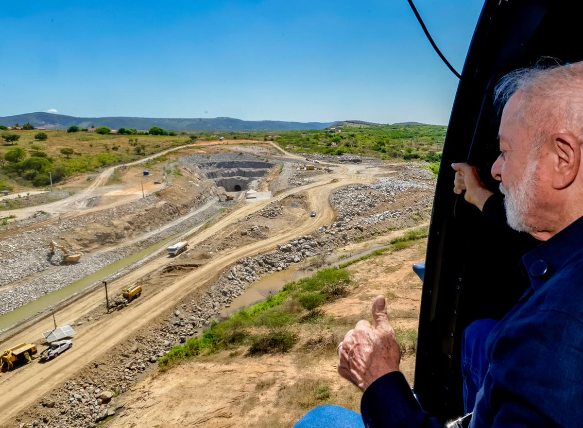 LulaOficial's tweet photo. Hoje acompanhei no Rio Grande do Norte a inauguração do Túnel Major Sales, do Ramal Apodi. É um marco na Transposição do São Francisco. Conecta a Paraíba ao Rio Grande do Norte e permite que as águas do Velho Chico cheguem ao oeste potiguar.

O túnel tem 6,5 quilômetros de extensão e capacidade para até 20 metros cúbicos de água por segundo. Era o trecho mais complexo da obra. Representa um avanço decisivo para a segurança hídrica e o desenvolvimento do semiárido nordestino.

O Ramal do Apodi como um todo tem 115 quilômetros de extensão. Faz parte do Projeto de Integração do Rio São Francisco, com benefício para cerca de 750 mil pessoas em 54 municípios de Rio Grande do Norte, Paraíba e Ceará.

📸 @ricardostuckert
