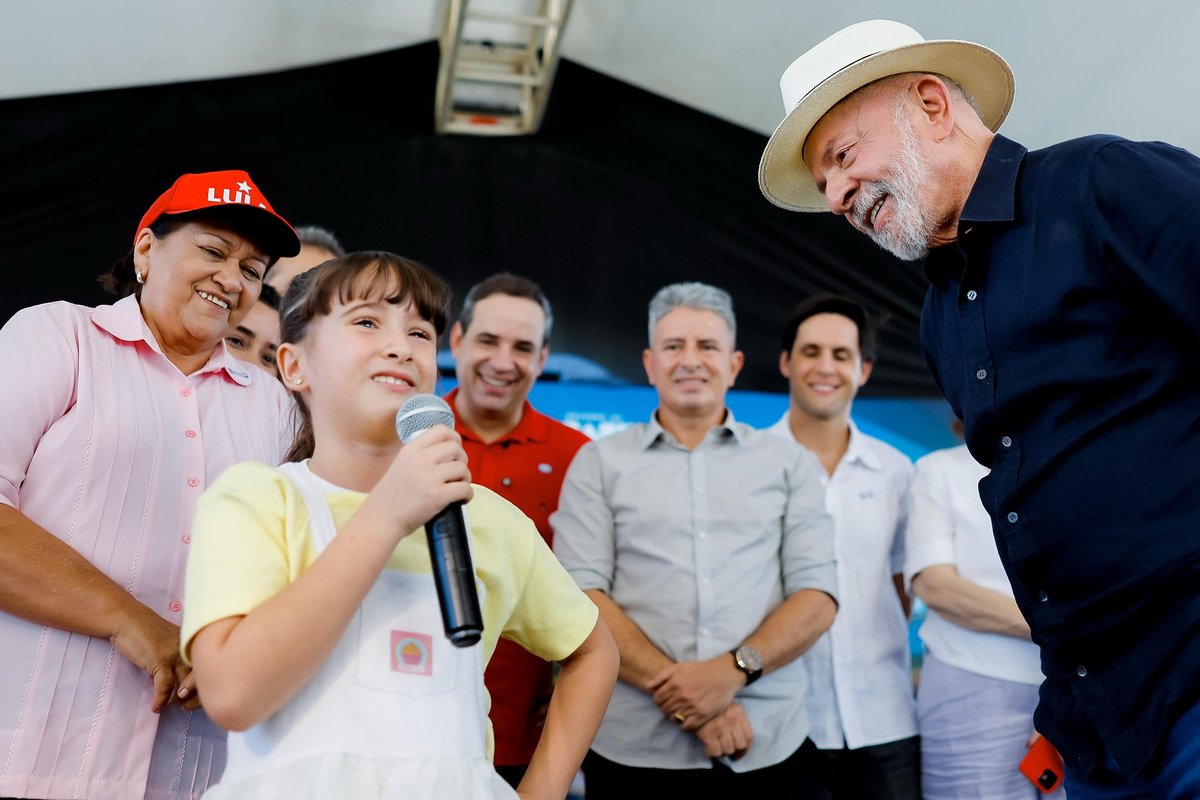 LulaOficial's tweet photo. Hoje acompanhei no Rio Grande do Norte a inauguração do Túnel Major Sales, do Ramal Apodi. É um marco na Transposição do São Francisco. Conecta a Paraíba ao Rio Grande do Norte e permite que as águas do Velho Chico cheguem ao oeste potiguar.

O túnel tem 6,5 quilômetros de extensão e capacidade para até 20 metros cúbicos de água por segundo. Era o trecho mais complexo da obra. Representa um avanço decisivo para a segurança hídrica e o desenvolvimento do semiárido nordestino.

O Ramal do Apodi como um todo tem 115 quilômetros de extensão. Faz parte do Projeto de Integração do Rio São Francisco, com benefício para cerca de 750 mil pessoas em 54 municípios de Rio Grande do Norte, Paraíba e Ceará.

📸 @ricardostuckert