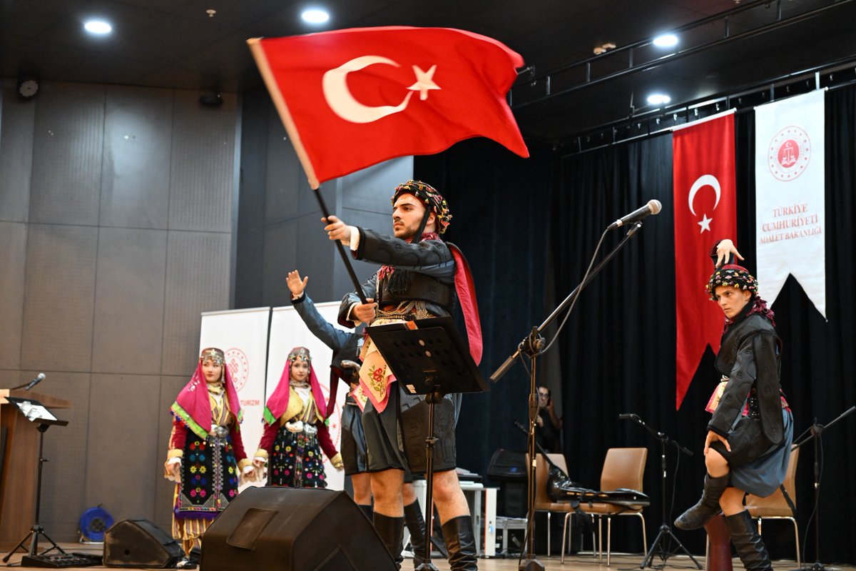 ManisaValiligi's tweet photo. Valimiz Vahdettin Özkan, Ceza İnfaz Personeli Günü vesilesiyle Manisa Cumhuriyet Başsavcılığı tarafından düzenlenen programa katıldı. 

Programda, Adalet Bakanlığı bünyesinde görev yapan infaz ve koruma memurlarından oluşan Grup İKM sahne aldı. 

Adaletin tecellisinde ve kamu hizmetinin yürütülmesinde önemli bir sorumluluk üstlenen personelin seslendirdiği ezgilerle renklenen programda, infaz koruma memurlarımızın fedakâr ve özverili çalışmaları bir kez daha vurgulandı. 

Valimiz Vahdettin Özkan, adalet teşkilatımızın bu önemli gününü kutlayarak, gece gündüz demeden görev yapan tüm infaz koruma memurlarını tebrik etti ve çalışmalarında başarılar diledi.