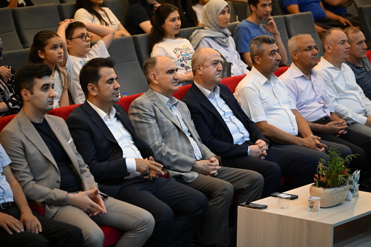 ManisaValiligi's tweet photo. Valimiz Vahdettin Özkan, Ceza İnfaz Personeli Günü vesilesiyle Manisa Cumhuriyet Başsavcılığı tarafından düzenlenen programa katıldı. 

Programda, Adalet Bakanlığı bünyesinde görev yapan infaz ve koruma memurlarından oluşan Grup İKM sahne aldı. 

Adaletin tecellisinde ve kamu hizmetinin yürütülmesinde önemli bir sorumluluk üstlenen personelin seslendirdiği ezgilerle renklenen programda, infaz koruma memurlarımızın fedakâr ve özverili çalışmaları bir kez daha vurgulandı. 

Valimiz Vahdettin Özkan, adalet teşkilatımızın bu önemli gününü kutlayarak, gece gündüz demeden görev yapan tüm infaz koruma memurlarını tebrik etti ve çalışmalarında başarılar diledi.