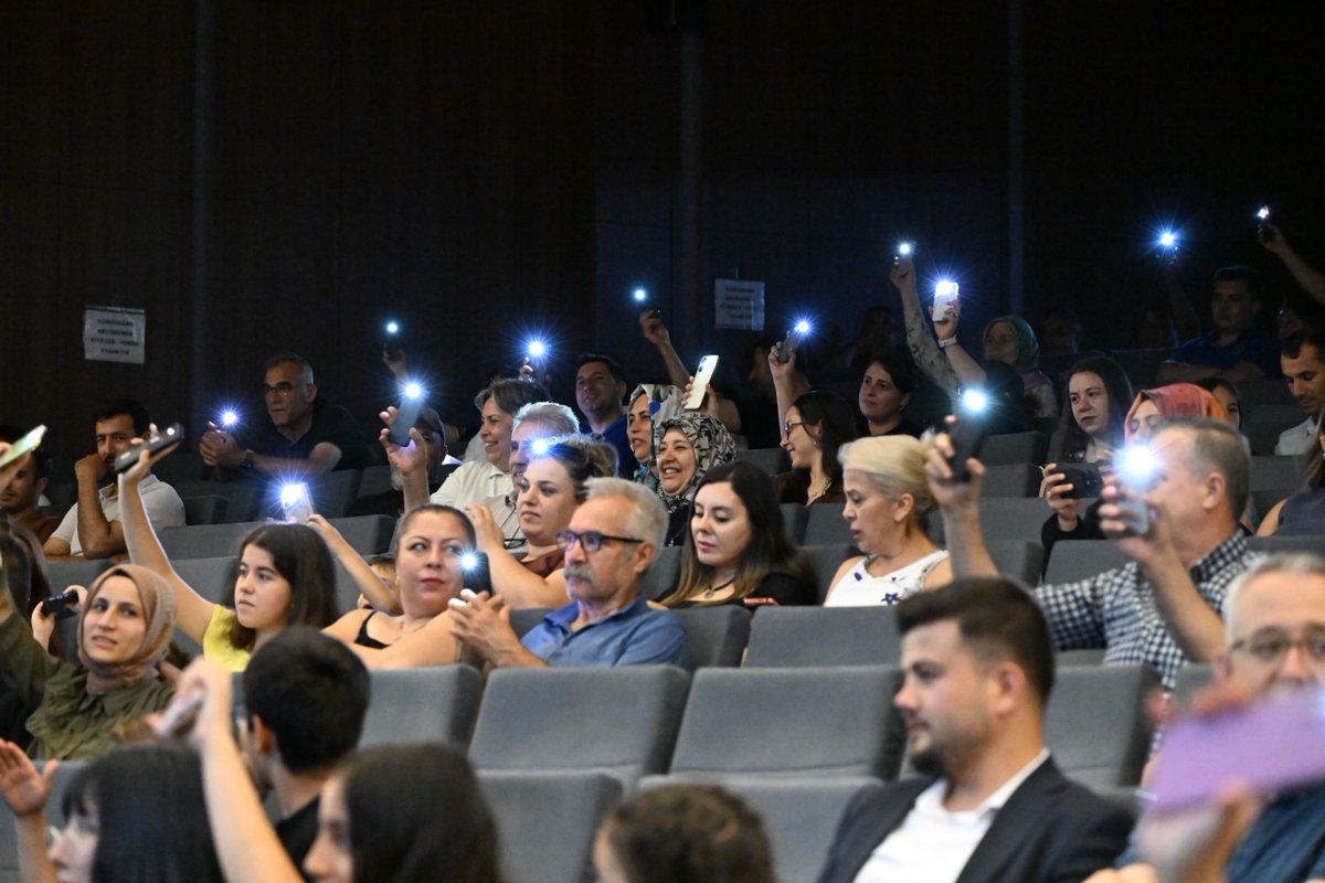 ManisaValiligi's tweet photo. Valimiz Vahdettin Özkan, Ceza İnfaz Personeli Günü vesilesiyle Manisa Cumhuriyet Başsavcılığı tarafından düzenlenen programa katıldı. 

Programda, Adalet Bakanlığı bünyesinde görev yapan infaz ve koruma memurlarından oluşan Grup İKM sahne aldı. 

Adaletin tecellisinde ve kamu hizmetinin yürütülmesinde önemli bir sorumluluk üstlenen personelin seslendirdiği ezgilerle renklenen programda, infaz koruma memurlarımızın fedakâr ve özverili çalışmaları bir kez daha vurgulandı. 

Valimiz Vahdettin Özkan, adalet teşkilatımızın bu önemli gününü kutlayarak, gece gündüz demeden görev yapan tüm infaz koruma memurlarını tebrik etti ve çalışmalarında başarılar diledi.
