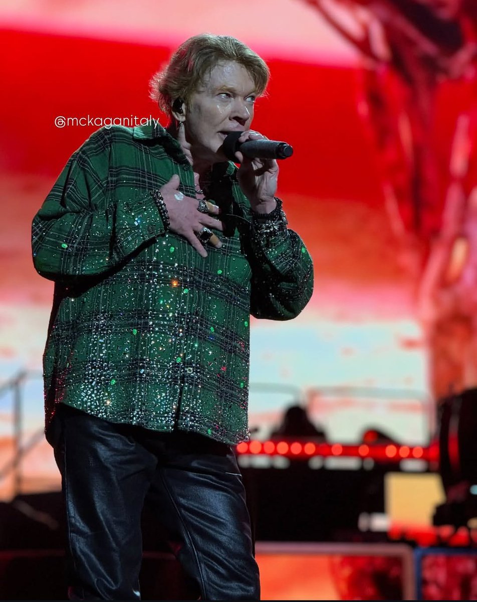 axlrosefanpage_'s tweet photo. Axl Rose em Paris 🇫🇷
📸 @mckaganitaly https://t.co/Anoe5HPdld