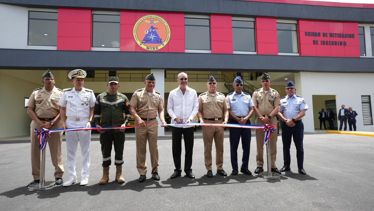 MDefensaRD's tweet photo. Inauguración de nueva sede del Cuerpo Especializado de Mitigación a Emergencias y Desastres, obra que fortalece la capacidad del Estado dominicano para prevenir, responder y coordinar acciones frente a emergencias, desastres naturales y otras situaciones de alto impacto. https://t.co/OZvJRbExrE