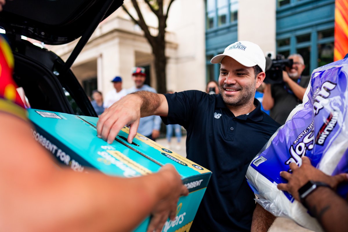 AstrosCares's tweet photo. A successful day coming together to support those impacted by last week's earthquakes in Venezuela. ❤️🇻🇪

Thank you to our players, coaches, and local Houstonians for doing their part to lend a helping hand. 

Visit https://t.co/DS6jS0jPld to see how you can help today. https://t.co/WEprPRnN8z