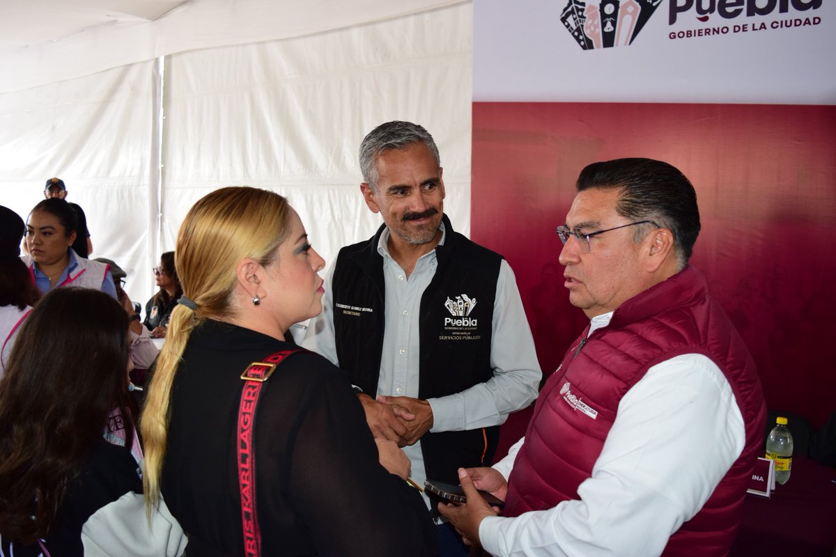 Servicios_Pub's tweet photo. 🤝🌿 Escuchar a la ciudadanía es construir mejores servicios públicos.

Participamos en el #DíaDelPueblo en la colonia Santa Catarina, junta auxiliar de San Francisco Totimehuacan, encabezado por el presidente municipal @pepechedrauimx. 

Atendimos de forma directa las solicitudes de las y los vecinos. En el Gobierno de la Ciudad, cada petición es una oportunidad para mejorar #PueblaCapital.

#LaCapitalTeEscucha