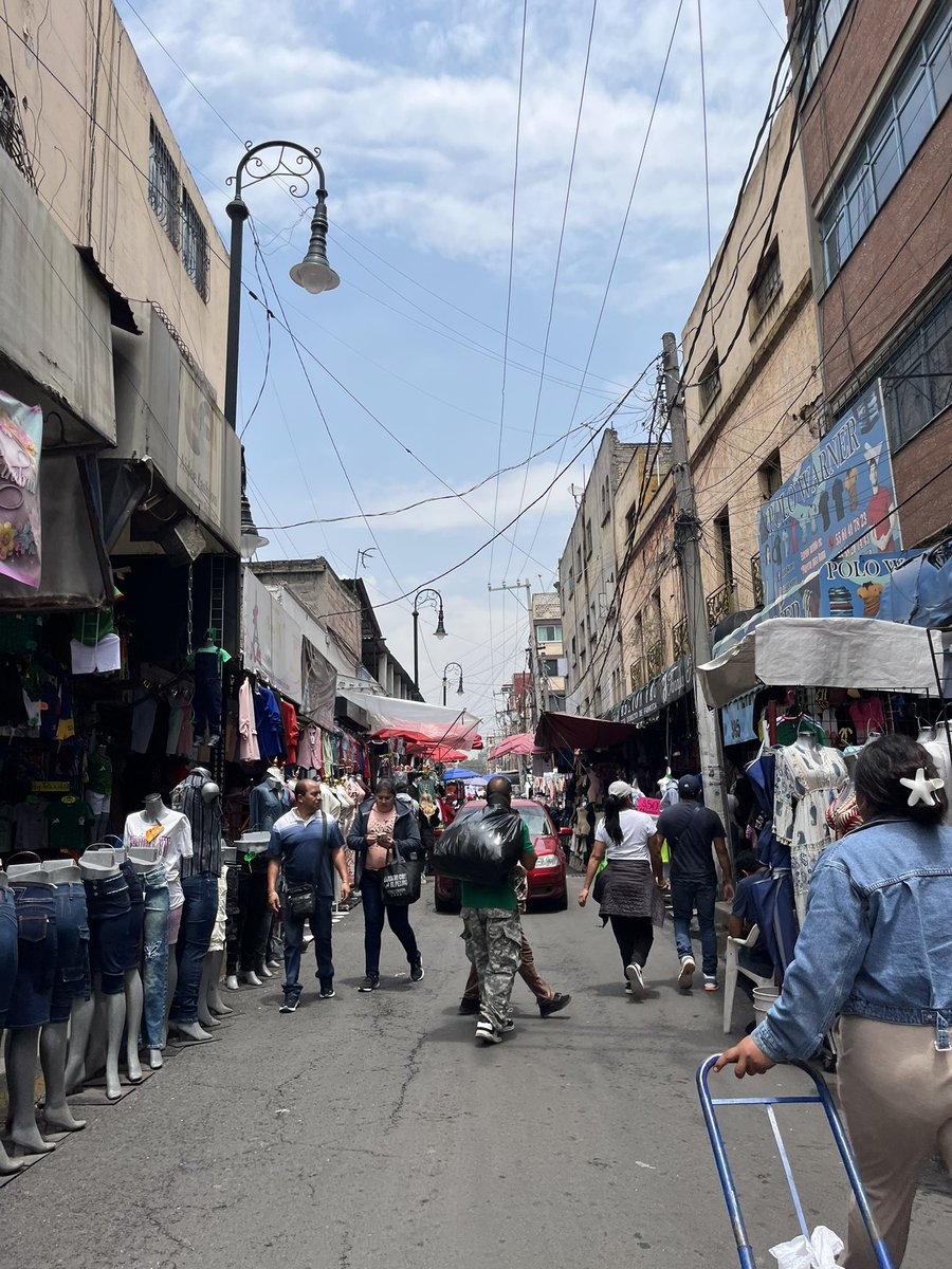 Guadarios's tweet photo. Dice la Cámara Textil que 7 de cada 10 playeras de la Selección Mexicana son piratas 

En lugar de queja debería ser una reflexión. Miles de mexicanos no pueden costearse una playera de 2 mil pesos https://t.co/10ZxBleqNl