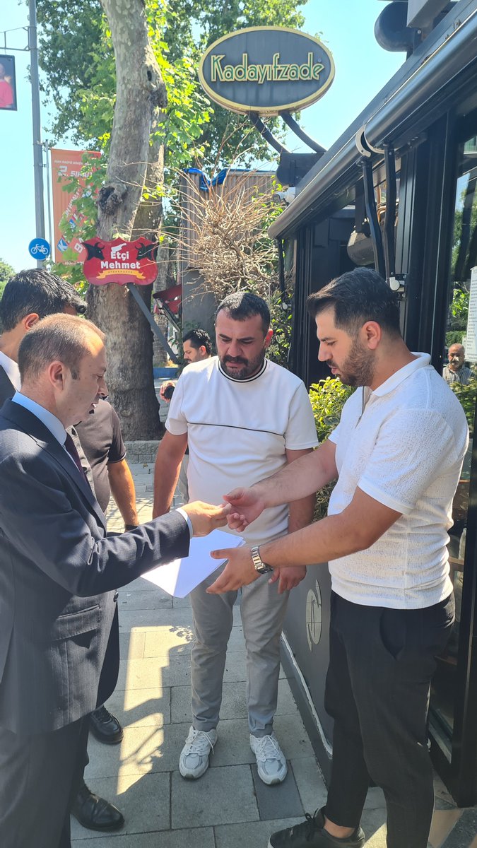 bakirkoymhp's tweet photo. Plansızlık ve umursamazlık, İstanbul'u her geçen gün vatandaşlarımız için daha da yaşanmaz hâle getiriyor.
Bakırköy ilçesi, Şenlikköy Mahallesi, Florya Caddesi üzerinde yapılan bisiklet yolu; yayaları, esnafı ve yol güvenliğini tehdit ettiği gibi, konumun yanlış seçilmesi ve yapısal sorunlar ihtiva etmesi bakımından bisikletlilerin beklentilerini de karşılamıyor.
İl Başkanımız Sn. Volkan Yılmaz'ın desteğiyle İlçe Başkanımız Sn. Turgut İnan ve yönetim kurulu üyelerimiz, konuyla ilgili basın açıklaması yaparak Bakırköylü hemşehrilerimizin mağduriyetinin giderilmesi için İBB Ulaşım Daire Başkanlığı'na resmî başvuruda bulunmuştur.
İstanbul bizim göz bebeğimizdir; kaderine terk etmeyeceğiz. #MHPİstanbul