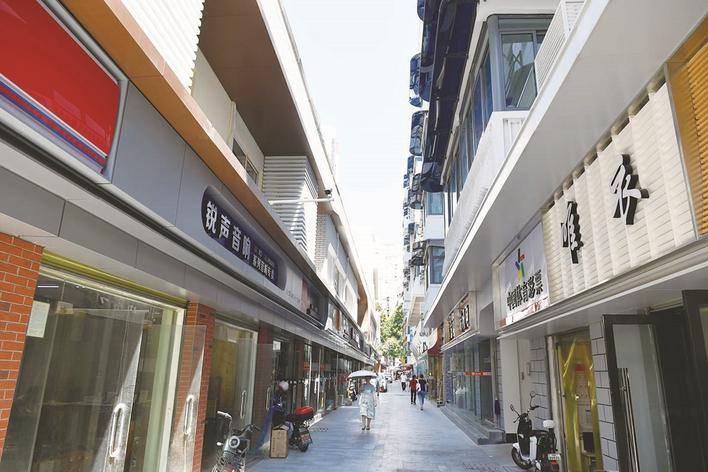 pichuuuuu___'s tweet photo. Urban vibe on a quiet alley—sunlight filtering through store awnings, a lone cyclist gliding by. https://t.co/NAMQkA8poo