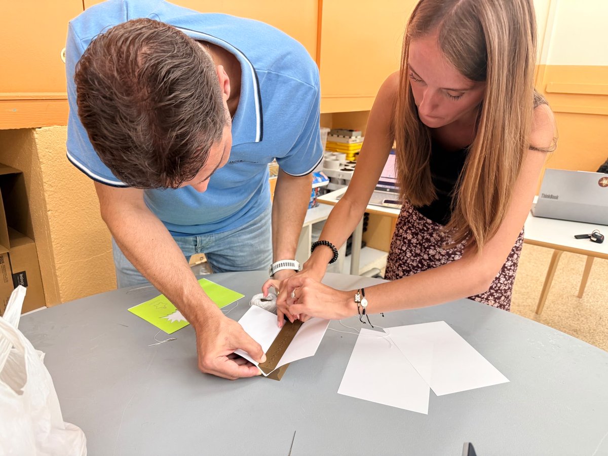 EscolaFlix's tweet photo. Inici de la formació de 4 dies sobre Cultura Maker i fabricació digital amb sentit @cesire al nostre CloretLAB a càrrec de les nostres docents Remei i Laura. https://t.co/iqQ6fG7rBh