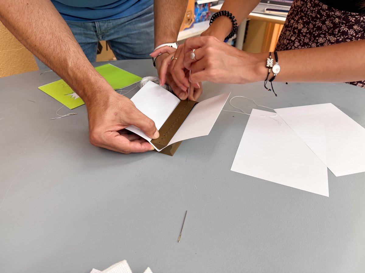 EscolaFlix's tweet photo. Inici de la formació de 4 dies sobre Cultura Maker i fabricació digital amb sentit @cesire al nostre CloretLAB a càrrec de les nostres docents Remei i Laura. https://t.co/iqQ6fG7rBh