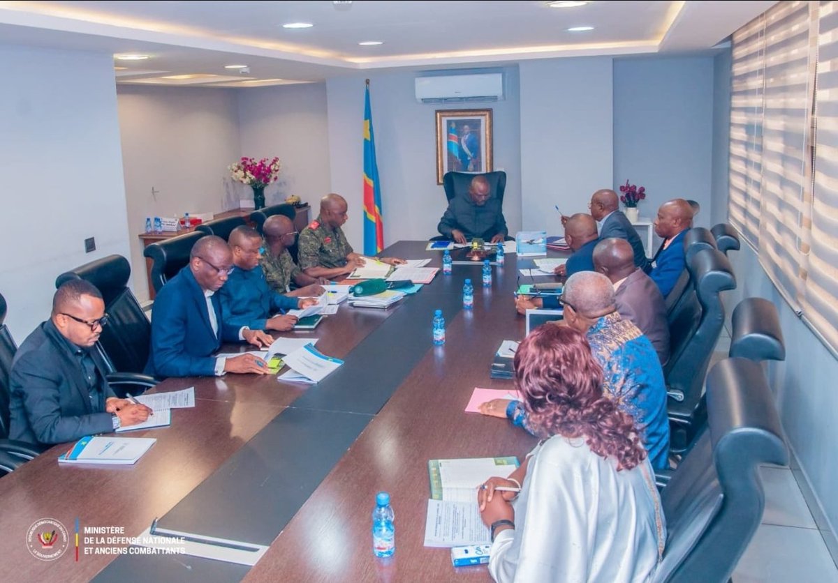 KalonjiTV's tweet photo. *#RDC🇨🇩:*
S'en est suivi l'audience avec le général de brigade MUZALA #ILUNGA Dieudonné, chef de mission pour la sensibilisation sur le Fonds de soutien aux #FARDC et sa délégation, venus présenter au patron de la défense nationale congolaise Guy Kabombo #Muadiamvita,  le rapport de mission portant les différentes descentes sur terrain et prise de contact avec les institutions en vue de la mobilisation des actes générateurs des redevances au profit des #FARDC.Ayant rencontré quelques difficultés sur terrain,  le Vice-Premier Ministre de la Défense nationale et anciens combattants a promis son accompagnement et de porter le dossier au conseil des ministres.