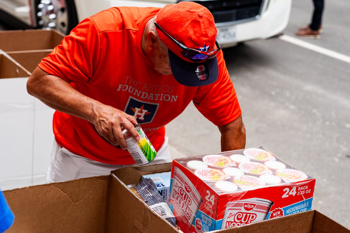 AstrosCares's tweet photo. A successful day coming together to support those impacted by last week's earthquakes in Venezuela. ❤️🇻🇪

Thank you to our players, coaches, and local Houstonians for doing their part to lend a helping hand. 

Visit https://t.co/DS6jS0jPld to see how you can help today. https://t.co/WEprPRnN8z