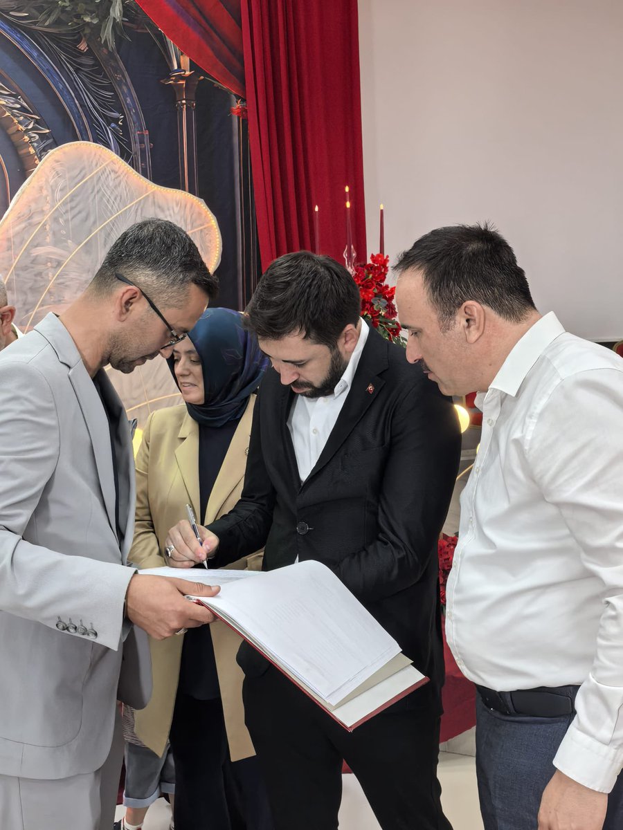 akgencgebzee's tweet photo. İlçe Başkanımız Recep Kaya, Belediye Başkanımız Zinnur Büyükgöz,İlçe Gençlik Kolları Başkanımız Av. Bilal Durmuş Kurt, Mahalle Başkanlarımız ve yönetimimiz ile birlikte; Rümeysa &amp; Musa çiftinin mutluluklarına şahitlik ettik.

Çiftimize mutluluklar diliyoruz.

#akgençgebze https://t.co/q8z19oaG65
