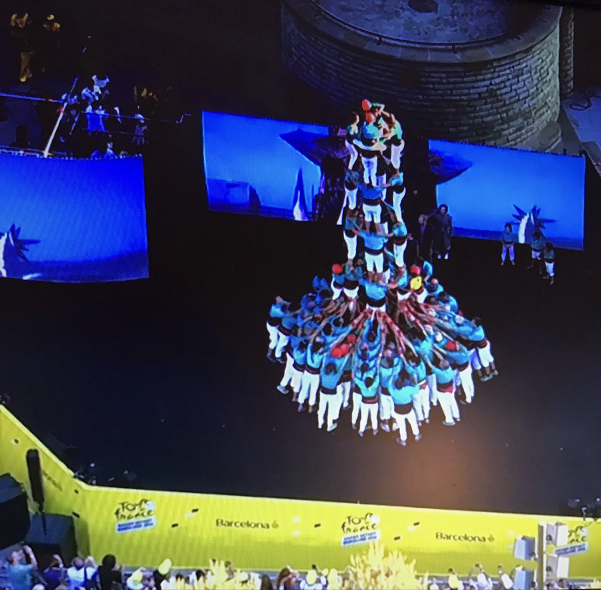 bmuntane's tweet photo. Emoció en l ‘actuacio dels @Verds  en la presentacio de @LeTour ! https://t.co/T6KRP2TG0J