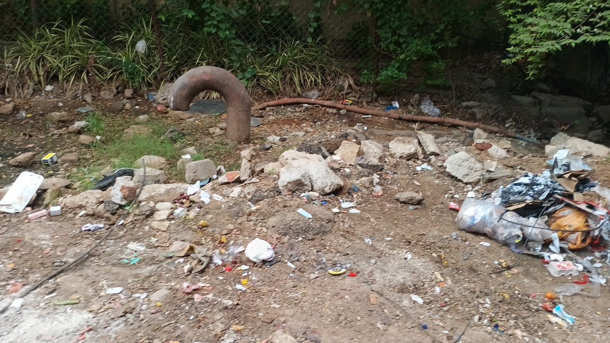 Subrama67616550's tweet photo. Monsoon has begun, but garbage near Lodha Casa Paradiso, Sanathnagar remains uncleared, creating a mosquito breeding ground and health risk. Kindly remove it immediately.

@GHMCOnline @YadavTalasani

#Sanathnagar #GHMC #Hyderabad #CleanHyderabad https://t.co/CfxFfa9FqT