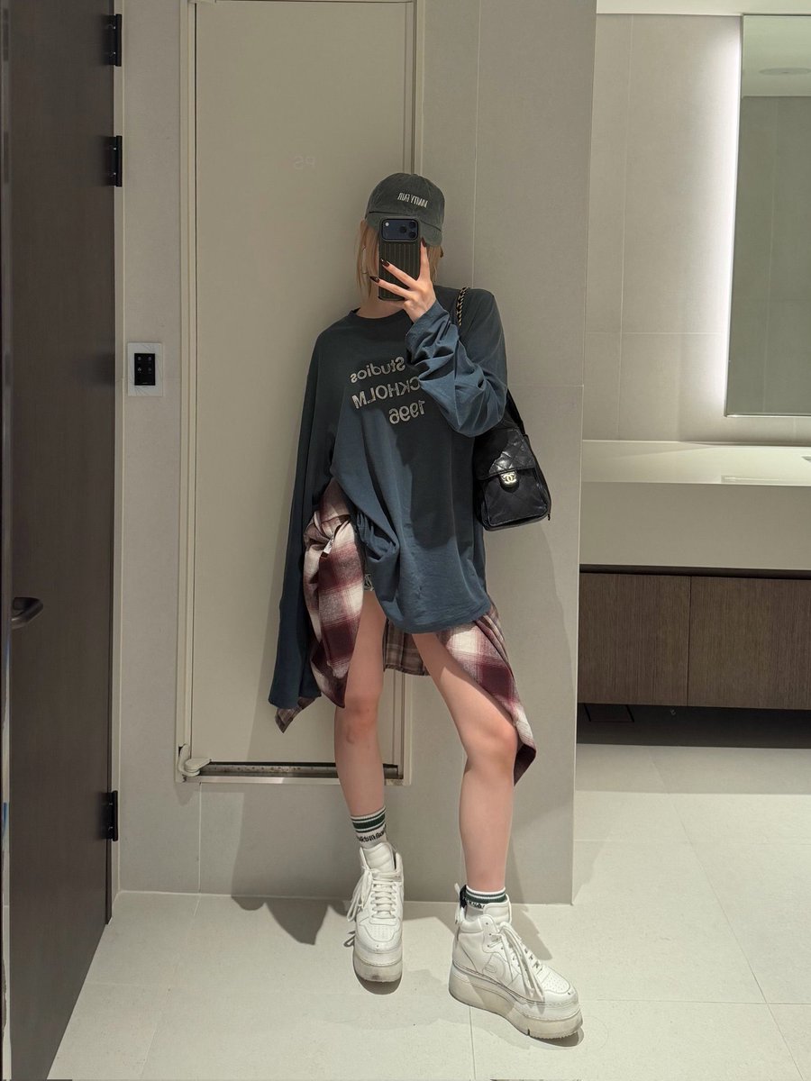 moonchigy's tweet photo. according to somi tv in her channel imos, there’s a hidden photo spot inside in tbl fitting room that usually used to by their artist and seems it became traditions took the picture in this place https://t.co/PUjMCnWi0o