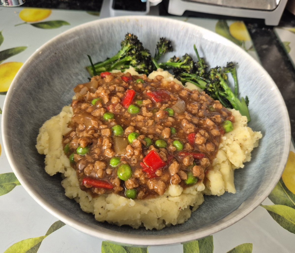 FearOfTheDuck74's tweet photo. Fluffy homemade garlic and herb mashed potatoes with a delicious seasoned mince and purple tenderstem broccoli 🥦 💜 🌱 😋 
#vegan #veganfoodshare #plantbaseddinner  #whatveganseat  #comfortfood https://t.co/igyvNXhGw3