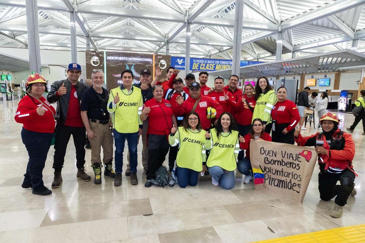 politicomx's tweet photo. 🇲🇽🇻🇪 Solidaridad mexicana: Cemex y Viva envían contingente de ayuda humanitaria a Venezuela

👉 https://t.co/GK7xSJBq4E

Un grupo de 140 rescatistas y nueve binomios caninos K9 despegó desde el AIFA rumbo a Caracas. Ante la emergencia provocada por los históricos terremotos de la semana pasada, @CEMEX y @VivaAerobus unieron esfuerzos para financiar el traslado y los gastos logísticos de especialistas encargados de buscar sobrevivientes entre las estructuras colapsadas.