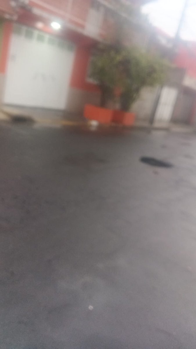 rafikyextrem's tweet photo. @GobNeza @ODAPAS_NEZA @seguridadneza @ObrasPubNeza 
Se está formando socavón en Calle Tuxtla Gutiérrez número 29, Col Jardines de Guadalupe. Entre chihuahua y Colima Zona Norte! https://t.co/8JduglhseI