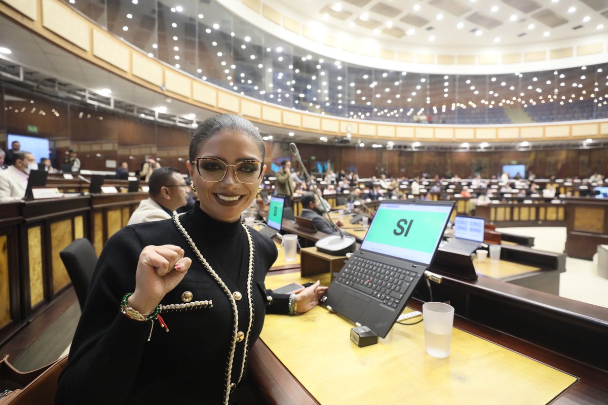 EGuzmanurresta's tweet photo. ¡En el Registro Oficial!
Me llena de orgullo haber sido su proponente, porque representa un paso firme para proteger el honor, la historia y el significado de nuestros uniformes.

La Policía Nacional y las Gloriosas Fuerzas Armadas recuperan el respeto que merecen. Nunca más quienes delinquen podrán utilizar sus uniformes e insignias para sembrar miedo y hacerse pasar por quienes arriesgan su vida para proteger a los ecuatorianos.