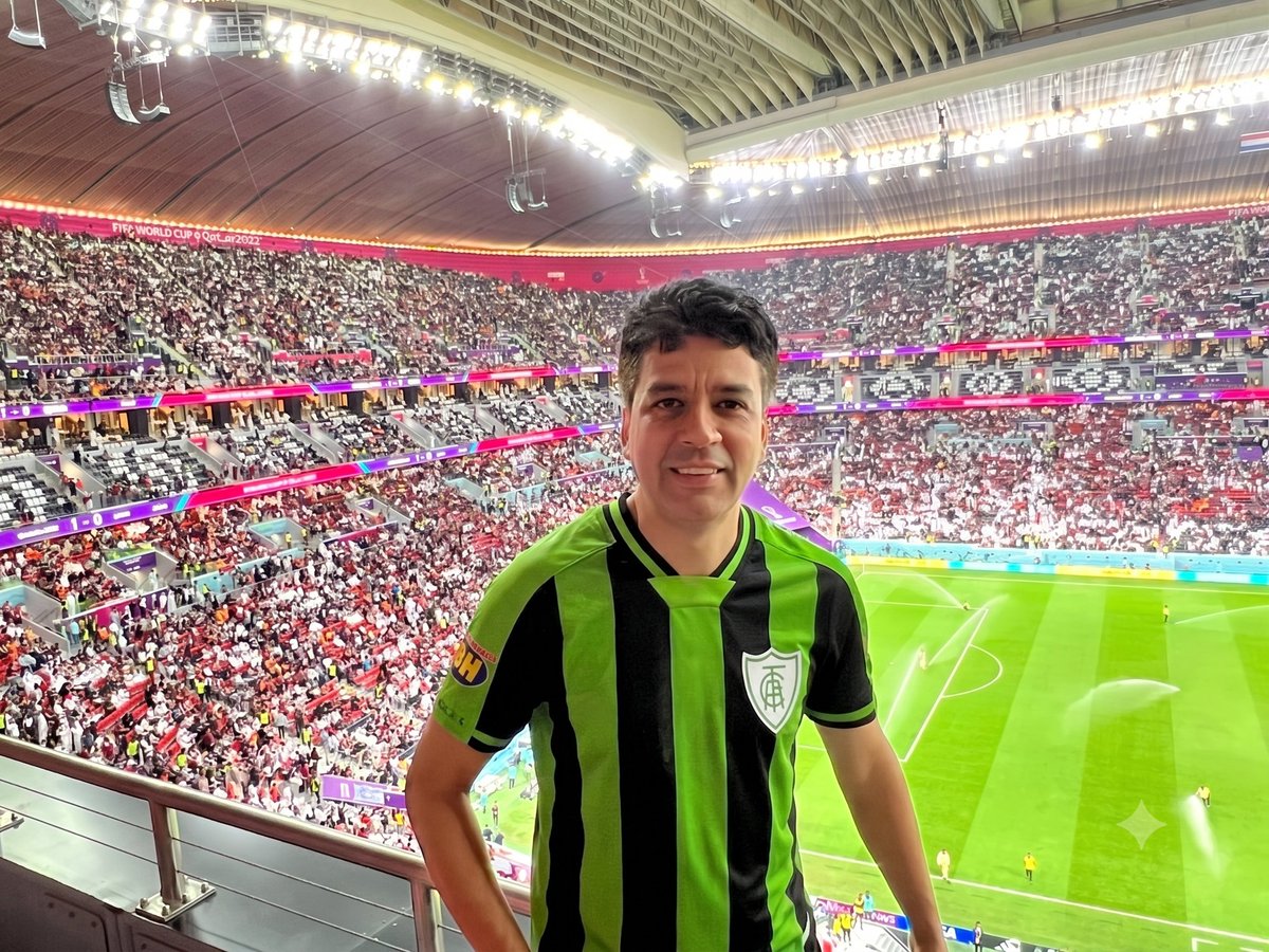 AmericaFC1912's tweet photo. Hoje é dia de celebrar o aniversário de Ênio Lima, o narrador que acompanha a Nação Americana em tantos momentos.
Tem vozes que fazem parte da nossa história! E longo dos anos, sua voz esteve presente levando a paixão pelo América.
Parabéns, Ênio! 🥳 https://t.co/rVuwqHAQ7k