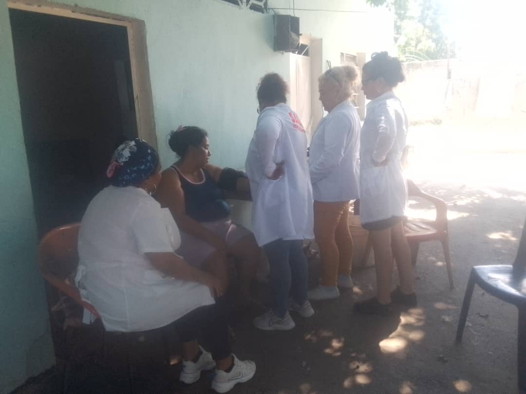 mmcvencar's tweet photo. Una mano amiga se extiende desde el pueblo cubano 🤲 con los colaboradores de la Misión Médica Cubana en Carabobo en el Sector El Carmen del CDI 18 de Octubre en Jornada de Salud Comunitaria
🇻🇪❤️🇨🇺 #CubaPorLaVida #CubaCoopera #FuerzaVenezuela https://t.co/kmPN82m1Sj