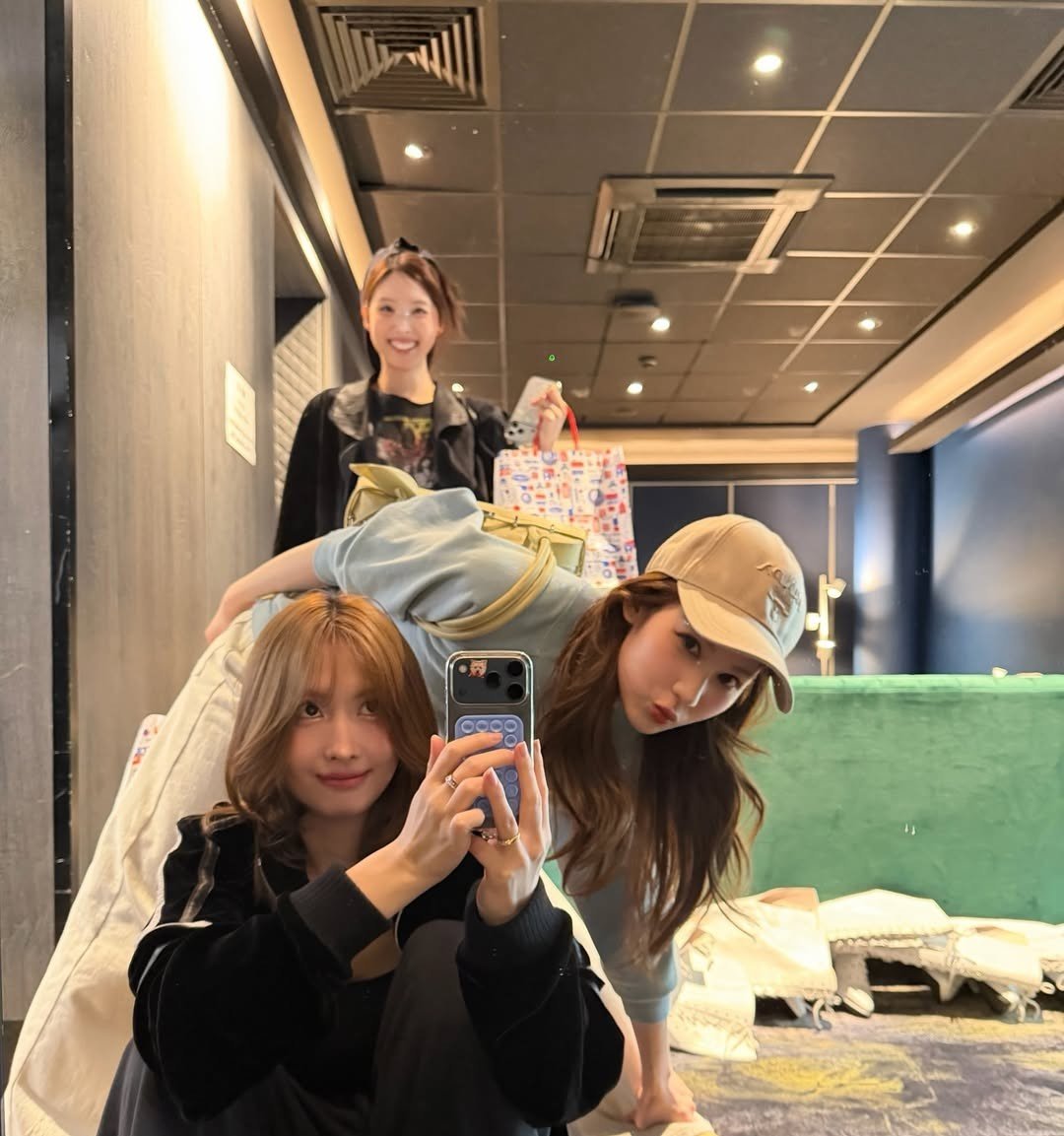 SuperYooJ's tweet photo. Based on the recent events, I think the closest members rn are:

NaMo + Sana
UJB + Mina
DaTzu

Chaeyoung is everyone's child cos I just know every group wants her to come along with them but it just depends if Chaeng would say Yes or No 😭😭 https://t.co/5MEBu6v0Og