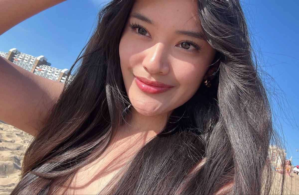 asheladz's tweet photo. just a girl on a solo trip, catching some sun in scheveningen 🌺 https://t.co/SylGCBjTDR