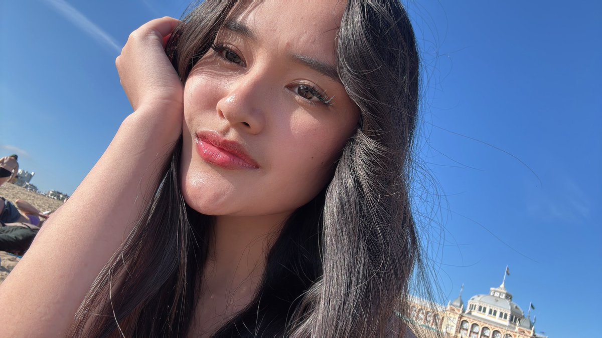 asheladz's tweet photo. just a girl on a solo trip, catching some sun in scheveningen 🌺 https://t.co/SylGCBjTDR