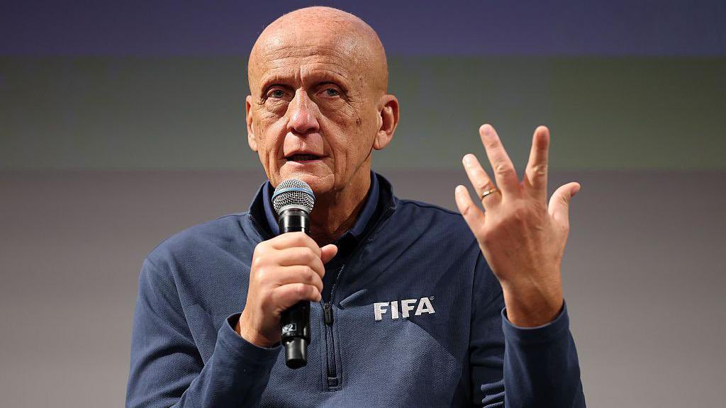 br_dadepressao's tweet photo. Pierluigi Collina (Presidente do comitê de árbitros da FIFA) falou sobre as comparações entre a entrada de Messi e a de Balogun.

“A entrada de Messi nunca foi para cartão vermelho. Foi sem intenção, e ele não deixou o pé no tornozelo do adversário após o contato. 

O incidente de Balogun é completamente diferente. A forma como o tornozelo do jogador torceu foi muito perigosa. Se eu tivesse em campo, eu teria mostrado cartão vermelho no momento. 

Infelizmente, muitos torcedores não entendem essas distinções e continuarão mencionando o incidente de Messi puramente por cliques e engajamento porque é Messi."