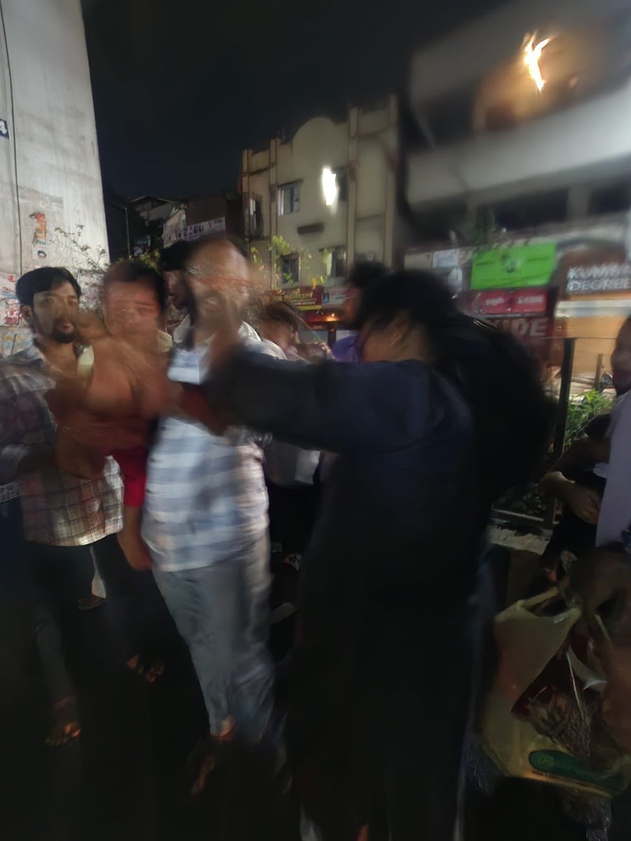ParakalaManoj's tweet photo. ముషీరాబాద్ నియోజకవర్గంలో రోడ్లు గుంతలమయంగా మారడం వల్ల ప్రజలు తీవ్ర ఇబ్బందులు ఎదుర్కొంటున్నారు..
గుంతల రోడ్లతో ఘోర రోడ్డు ప్రమాదాలు... నిమ్మకు నీరెత్తినట్టు పనిచేస్తున్న జిహెచ్ఎంసి అధికారులు...
ప్రజల ప్రాణాలతో చెలగాటం... https://t.co/5OMxwDRS7c
